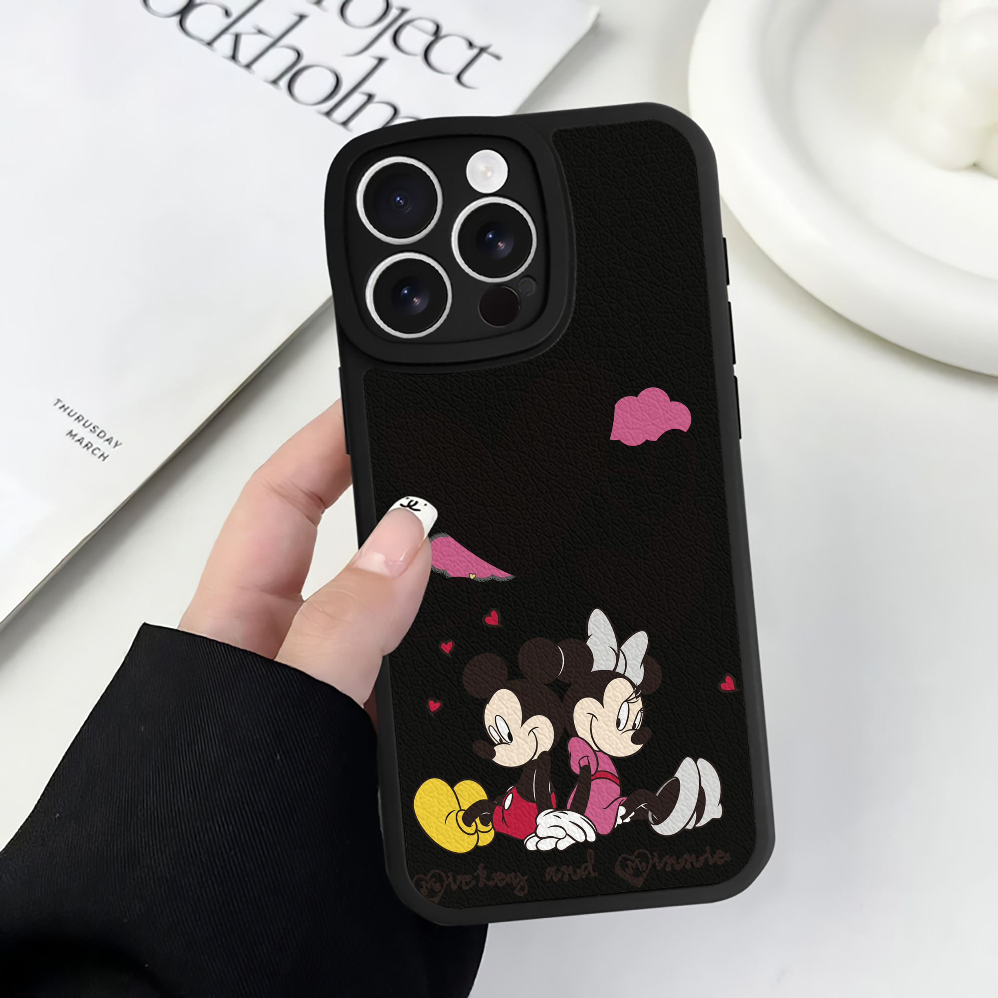 （画像用） ミッキーマウス Mickey Mouse 【iPhone 16シリーズ対応】シリコンスマホケース（レザー調） 材質：シリコン